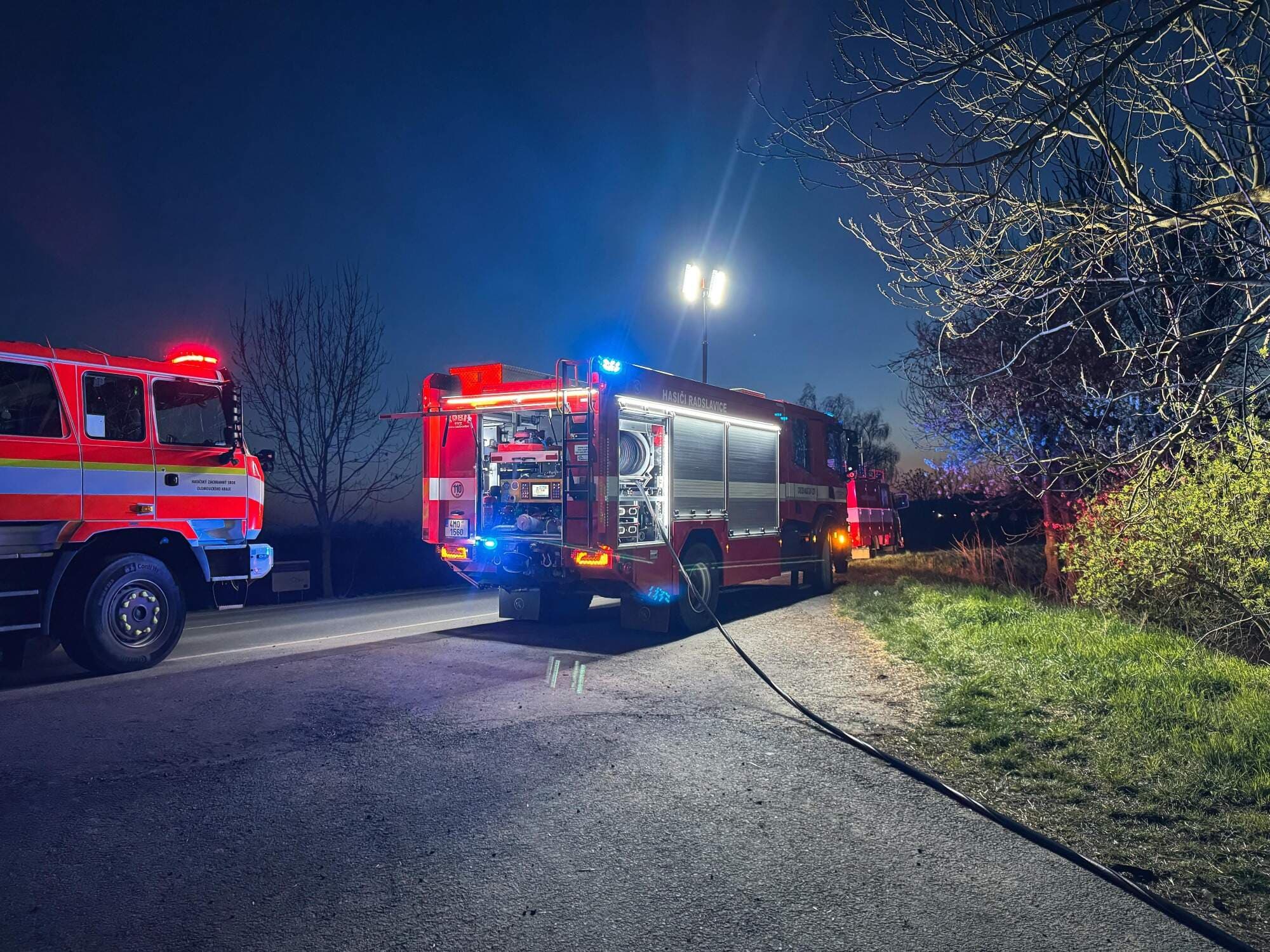 Požár trávy a klestí u řeky Bečvy