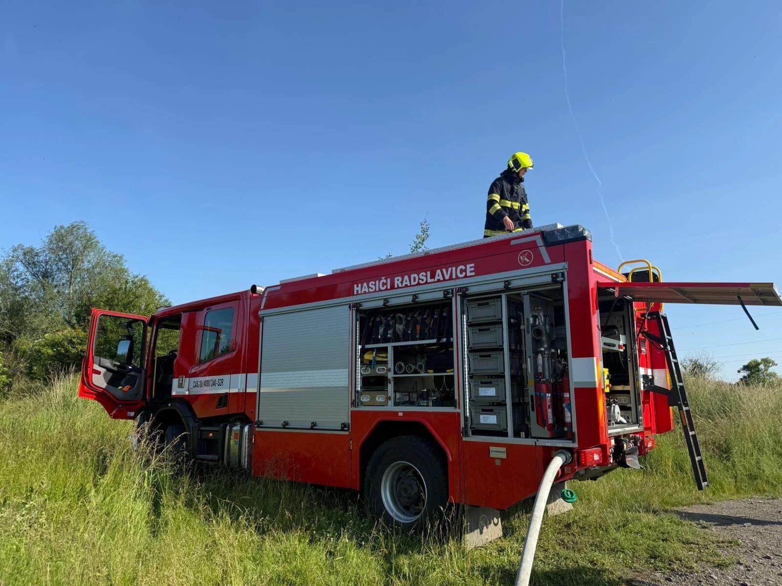 Požár odpad, ostatní, Radslavice, černý dým na dostihovém závodišti 13.6.2025