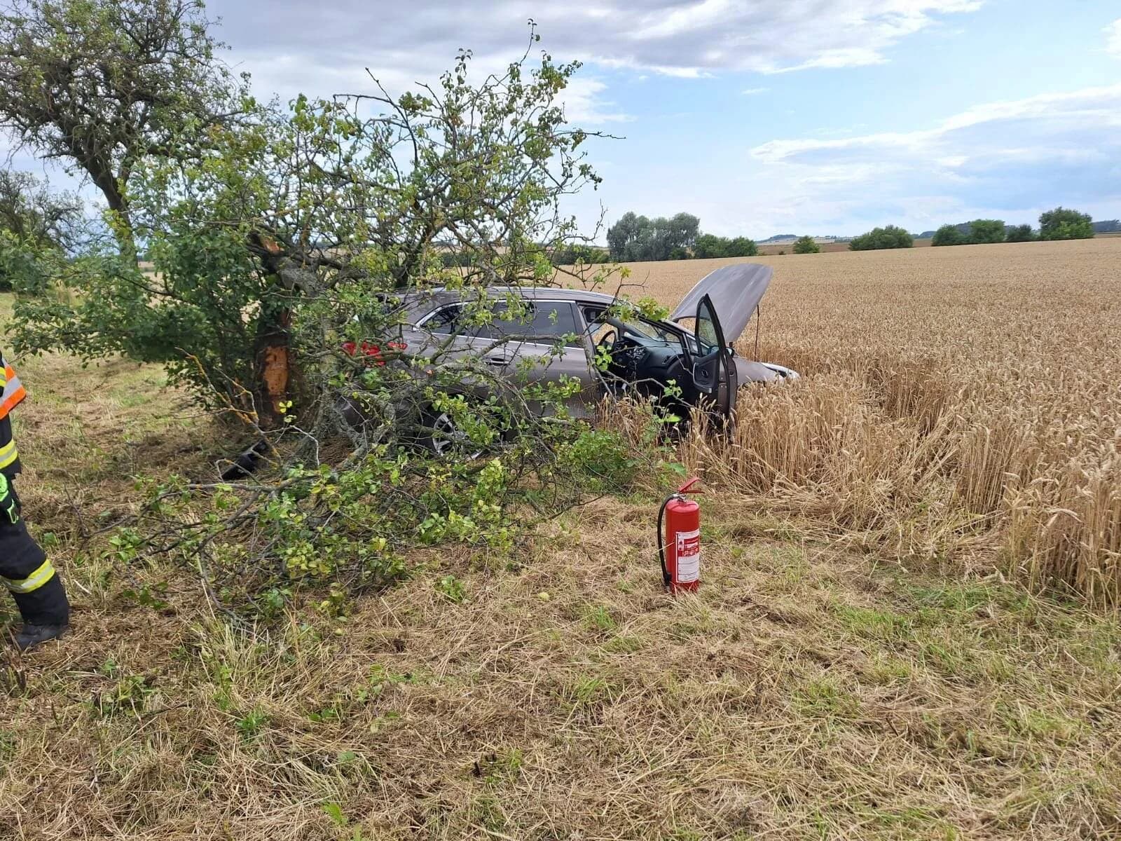 DN se zraněním, Radslavice směr Tučín, auto do stromu 16.7.2025