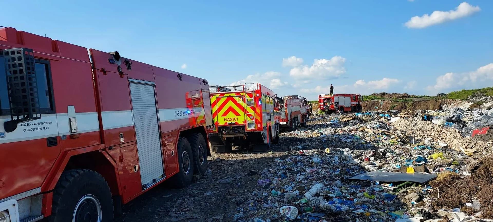 Požár odpadu, skládka Hradčany 10.6.2023