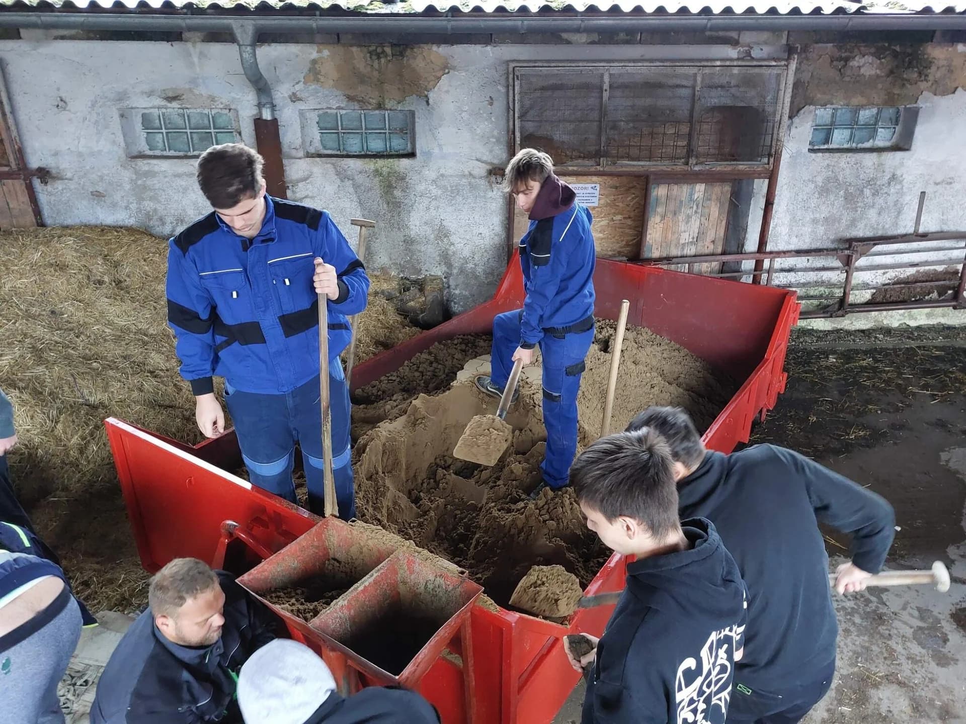 TP - plnění protipovodňových pytlů, Radslavice 13.9.2024